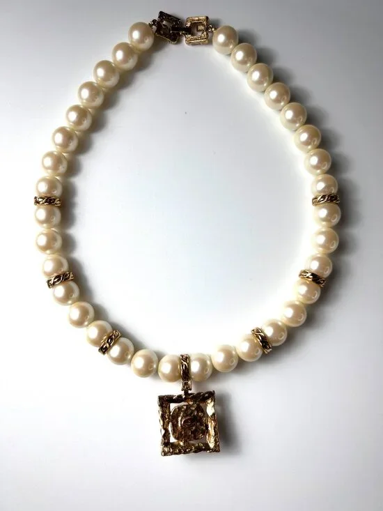 GIVENCHY Vintage Pearls Baroque Square Pendant Large White Necklace - Picture 5 of 16